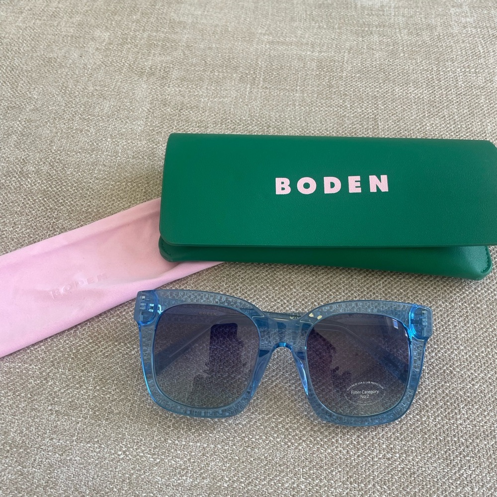 Boden sunglasses NEW with case and cleaning cloth blue color pop sunglasses